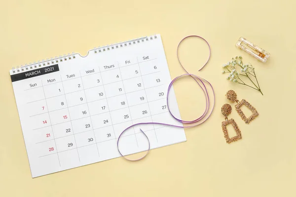 Calendario Con Accesorios Femeninos Sobre Fondo Color Celebración Del Día —  Fotos de Stock