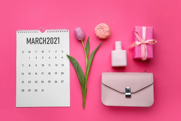 Calendrier Avec Accessoires Féminins Cadeau Sur Fond Couleur Célébration Journée — Photo