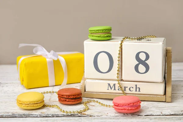 Calendario Con Regalo Macarrones Mesa Celebración Del Día Internacional Mujer — Foto de Stock