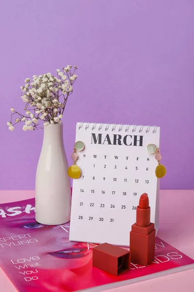 Kalendář Ženské Příslušenství Květiny Módní Časopis Barevném Pozadí Mezinárodní Oslava — Stock fotografie