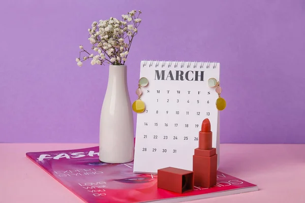 Kalender Med Kvinnliga Tillbehör Blommor Och Modemagasin Färg Bakgrund Internationella — Stockfoto