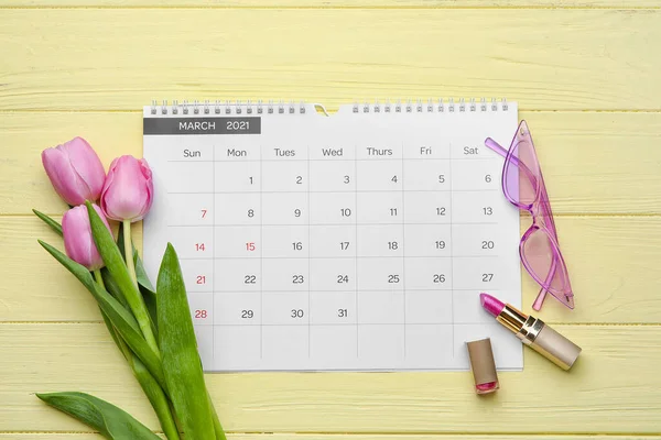Calendario Con Flores Accesorios Femeninos Sobre Fondo Madera Color Celebración —  Fotos de Stock