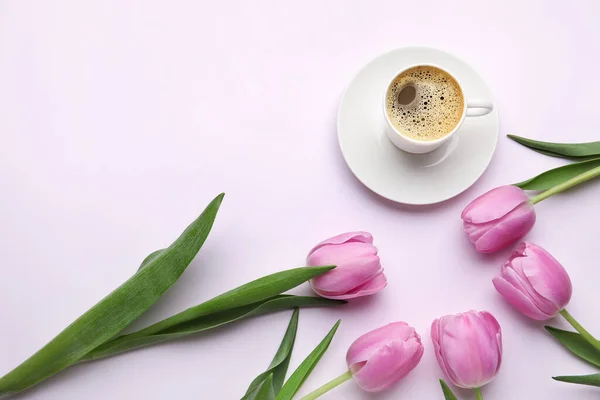 Xícara Café Flores Tulipa Fundo Claro Celebração Dia Internacional Mulher — Fotografia de Stock