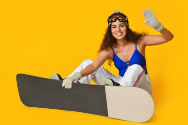 Renkli arka planda kadın snowboardcu