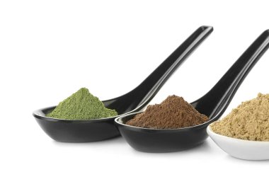 Kınalı kaşıklar beyaz arka planda