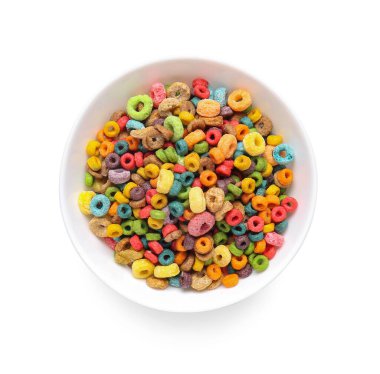 Beyaz arka planda kasede lezzetli kahvaltı gevrekleri