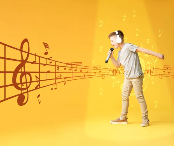 Lindo Niño Cantando Contra Fondo Color — Foto de Stock