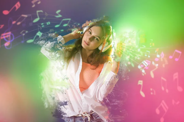 Renkli Arka Planda Müzik Dinleyen Güzel Genç Bir Kadın — Stok fotoğraf