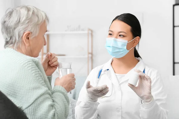 Doctor Giving Remedy Senior Woman Home — Stock Photo, Image