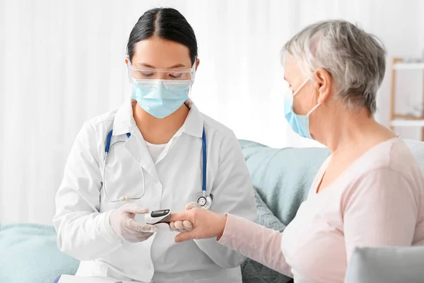 Doctor Measuring Oxygen Saturation Level Patient Blood Home — Stock Photo, Image