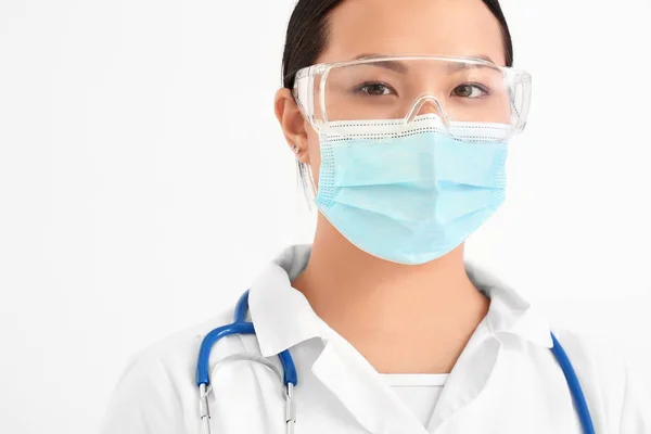 Porträtt Kvinnliga Asiatiska Läkare Medicinsk Mask Ljus Bakgrund — Stockfoto