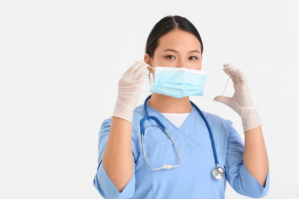 Retrato Médico Asiático Femenino Que Pone Máscara Médica Contra Fondo — Foto de Stock