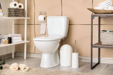 Modern tuvaletin şık bir iç mekanı.