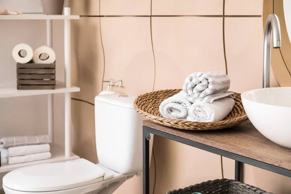Schone Handdoeken Rek Het Interieur Van Het Toilet — Stockfoto