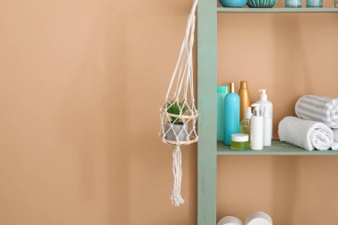 Renk duvarının yanında vücut bakım kozmetikleriyle doldur.