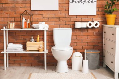 Modern tuvaletin şık bir iç mekanı.