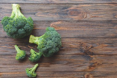 Tahta zemin üzerinde taze brokoli lahanası.