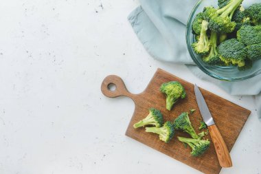 Hafif arka planda taze brokoli lahanası olan kase ve yemek.