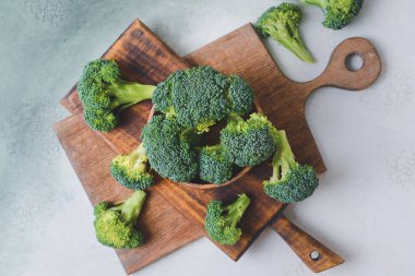 Hafif arka planda taze brokolili lahana kasesi.