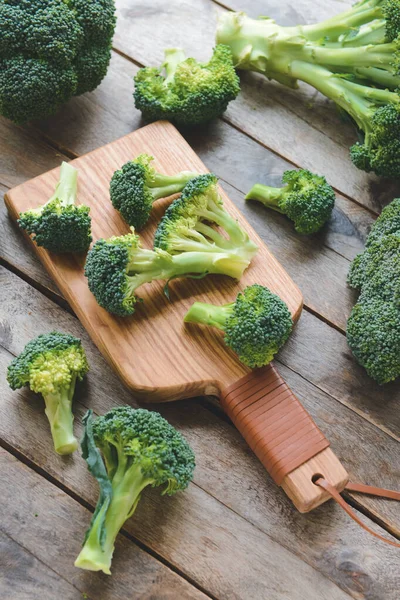 Ahşap Zemin Üzerinde Taze Brokoli Lahanası Olan Tahta — Stok fotoğraf