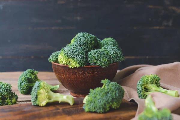 Skål Med Färsk Broccoli Kål Trä Bakgrund — Stockfoto