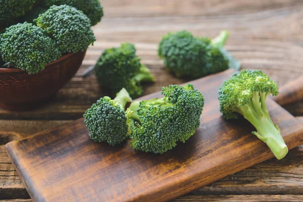Brokoli Segar Kubis Pada Latar Belakang Kayu — Stok Foto
