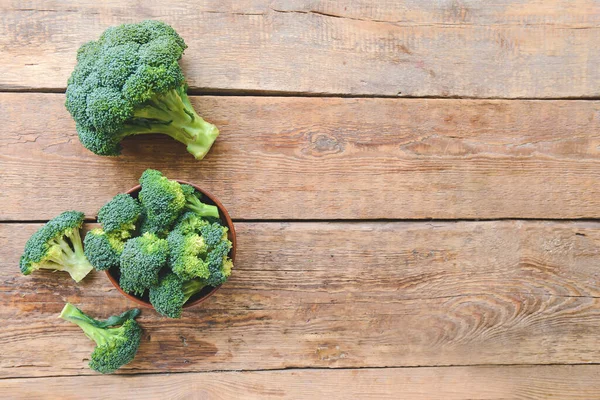 Skål Med Färsk Broccoli Kål Trä Bakgrund — Stockfoto