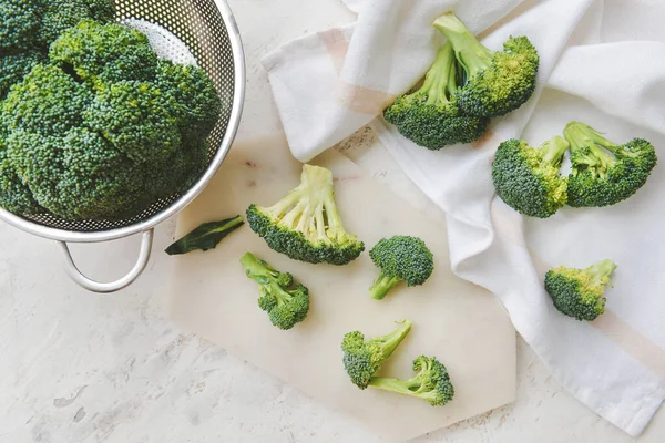 Colander Med Färsk Broccoli Kål Ljus Bakgrund — Stockfoto