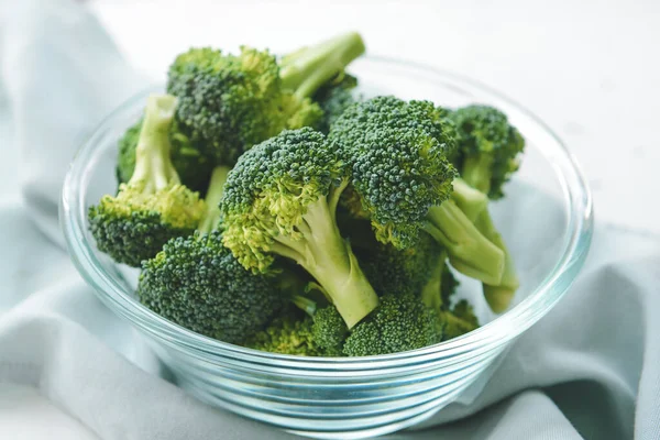 Mangkuk Dengan Brokoli Segar Kubis Pada Latar Belakang Cahaya — Stok Foto