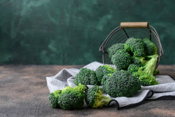 Chou Brocoli Frais Sur Fond Sombre — Photo