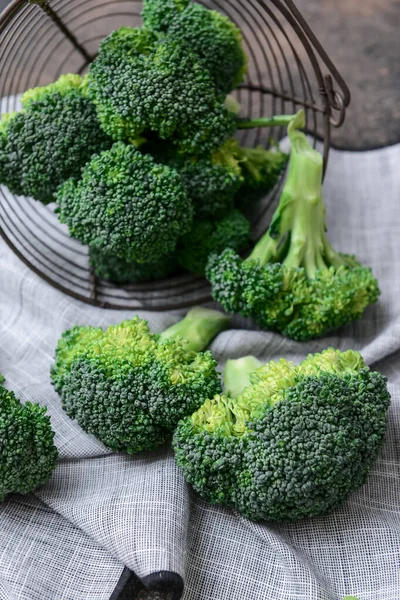 Brokoli Segar Kubis Pada Latar Belakang Gelap — Stok Foto