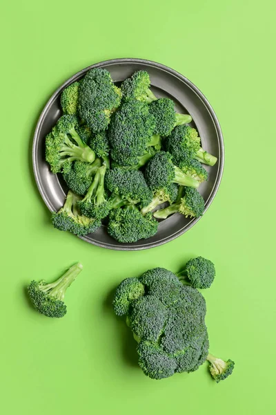 Platt Med Färsk Broccoli Kål Färg Bakgrund — Stockfoto