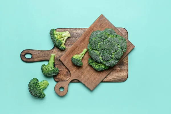 Brädor Med Färsk Broccoli Kål Färg Bakgrund — Stockfoto