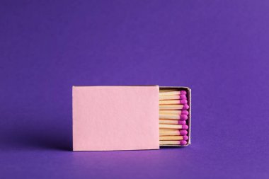 Renk arkaplanında kibrit kutusu