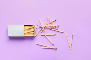 Renk arkaplanında kibrit kutusu