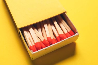 Renk arkaplanında kibrit kutusu