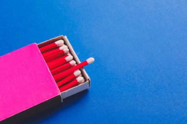 Renkli arka planda kibrit kutusu. Eşsizlik kavramı