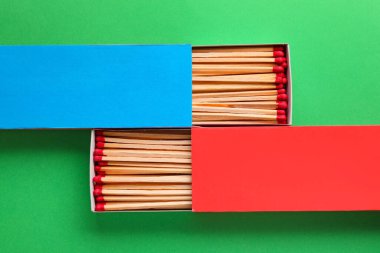 Renk arkaplanında kibrit olan farklı kutular