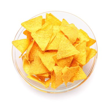 Beyaz arka planda lezzetli nachos tabağı