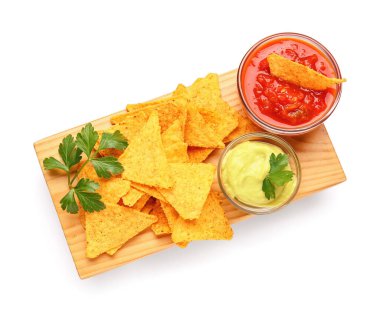 Beyaz arka planda lezzetli nachos ve soslu pano