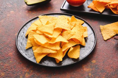 Grunge arka planında lezzetli nachos tabağı