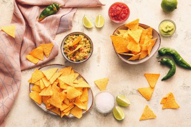 Nachos tabaklar ve hafif arkaplanda ürünler