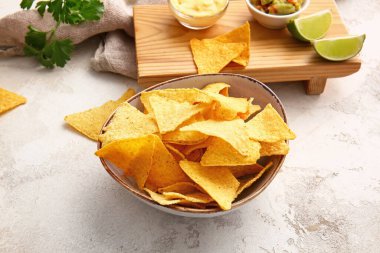 Hafif arka planda lezzetli nachos tabağı