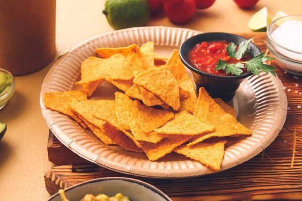 Talíř Chutnými Nachos Omáčky Barevném Pozadí Detailní — Stock fotografie