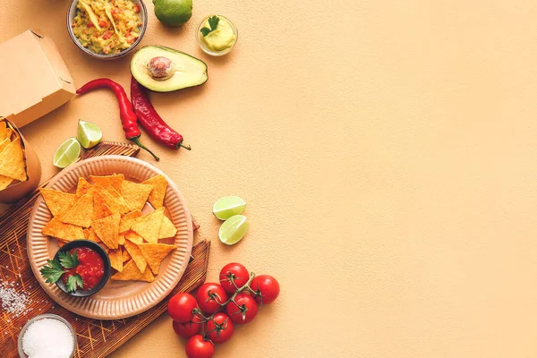 Placa Con Sabrosos Nachos Salsas Sobre Fondo Color — Foto de Stock