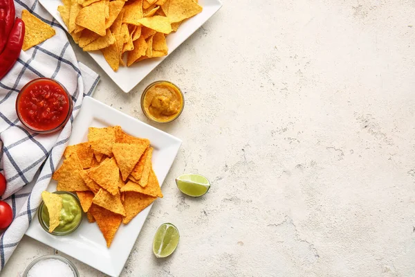 Talíře Chutnými Nachos Omáčky Světlém Pozadí — Stock fotografie