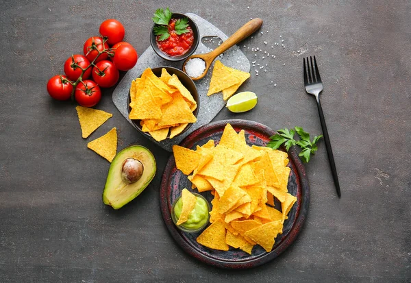 Placa Com Nachos Saborosos Produtos Fundo Escuro — Fotografia de Stock