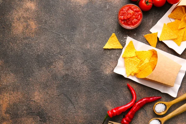 Caja Papel Con Sabrosos Nachos Salsa Sobre Fondo Grunge — Foto de Stock