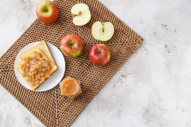 Kavanoz ve tost hafif arkaplanda elma reçeli