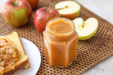 Kavanoz ve tost hafif arkaplanda elma reçeli